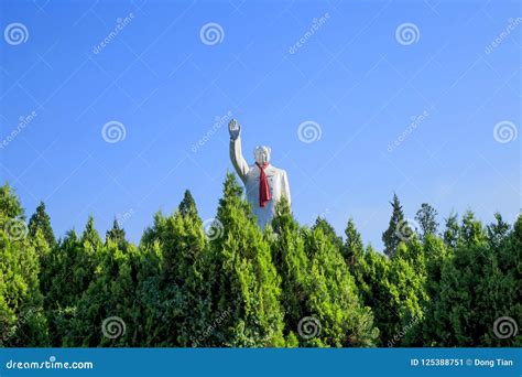 Statue of MAO zedong editorial photo. Image of marxism - 125388751