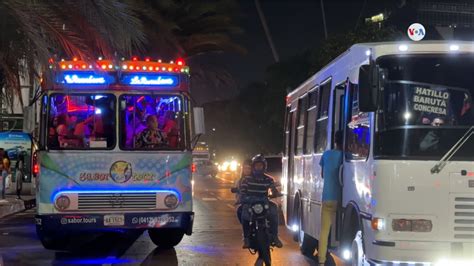 La Chiva Rumbera Fiesta En Caracas A Bordo De Un Bus