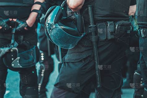 身穿全套战斗制服的警察素材 花瓣网