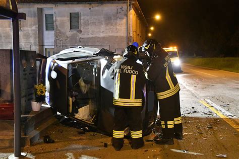 Scontro Fra 2 Auto A Villa Prati Una Si Ribalta Sul Fianco Foto