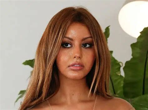 Zahia Dehar elle offre un beau cadeau de Noël à ses fans Public