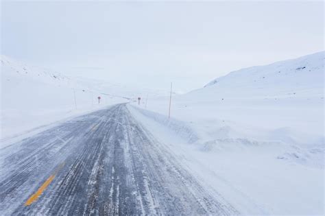 Carretera Congelada En Noruega Cubierta De Nieve Foto Premium