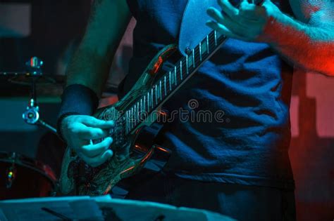 El Guitarrista Toca La Guitarra Manos De Un Guitarrista Tocando La