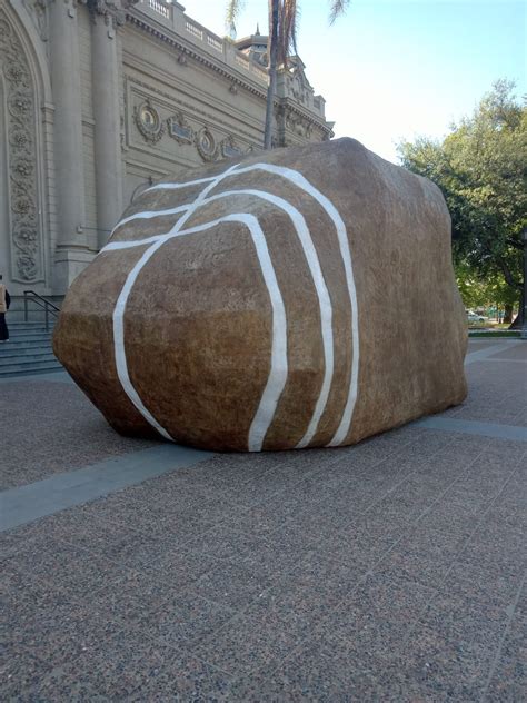 Una Gran Piedra Irrumpe En El Frontis Del Museo Nacional De Bellas