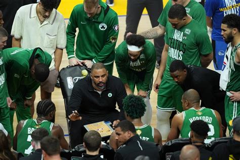 Boston Celtics Suspendió Por Un Año A Su Coach Por “violar Reglas Internas” La Famosa Actriz