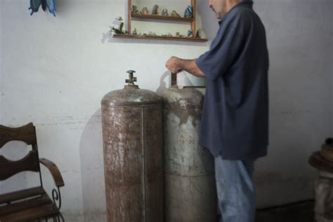 En la calle Aramendi cocinan a leña por falta de gas - Diario Avance