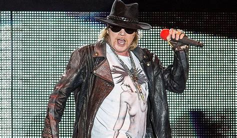 Axl Rose vocalista do Guns N Roses é acusado de agressão sexual Já