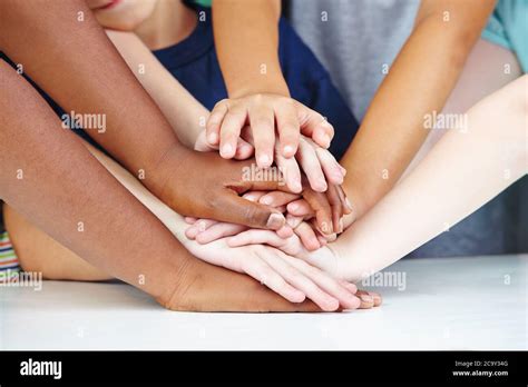 Kinder Zeigen Freundschaft Und Zusammenhalt Mit Ihren Händen Als Stapel