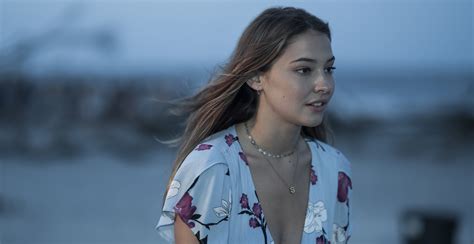 2174x1120 Madelyn Cline In Outer Banks 2174x1120 Resolution Wallpaper