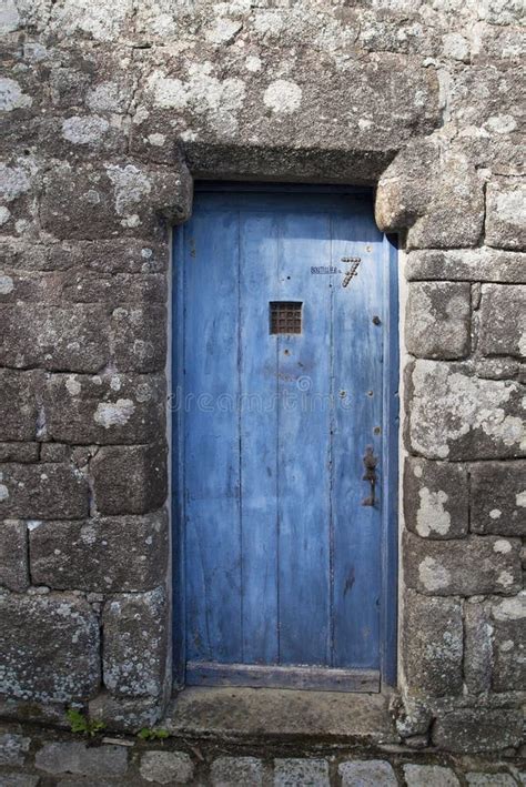 Porta De Madeira Azul Velha Em Uma Parede De Pedra Imagem De Stock