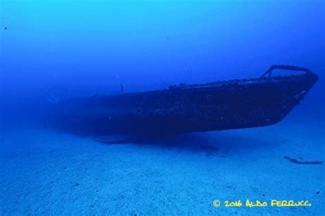 Inside a submarine wreck: Aldo Ferrucci’s stunning photos from a WW2 Wreck – WW2Wrecks.com