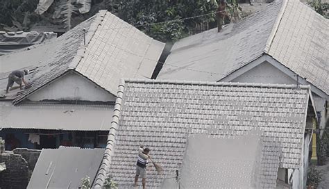 Warga Bersihkan Atap Rumah Mereka Dari Abu Vulkanik Kelud Foto Tempo Co