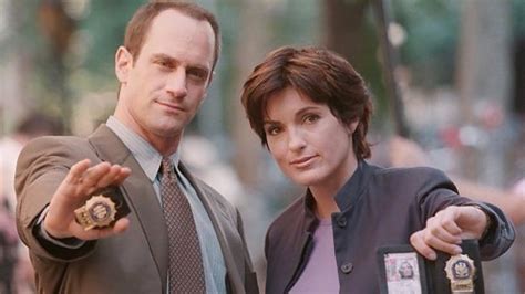 Detectives Benson And Stabler Bless The Internet With A Holidays Selfie