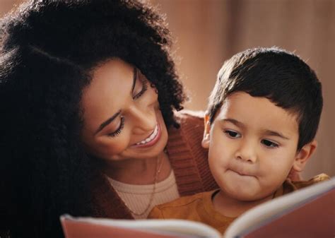 Noche Feliz Y Madre Con Hijo Y Libro Para Cuentos De Hadas Y Educaci N