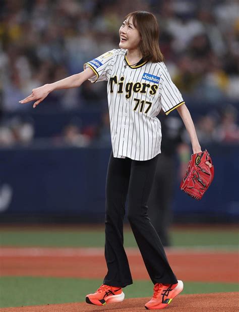 分享 阪神虎開球 前田穗南日本女子馬拉松國手 看板 Baseball 批踢踢實業坊