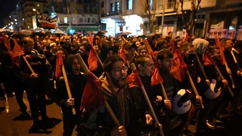 Griechenland Proteste Und Randale Nach Schwerem Zugungl Ck