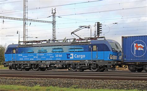 Der Vectron 383 004 von CD Cargo wartet am 08.10.2017 am Ausfahrsignal ...