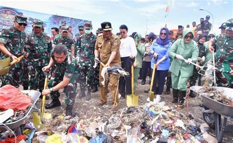 Pj Gubernur Sulsel Ikut Gerakan Perangi Sampah Plastik Bersama KASAD