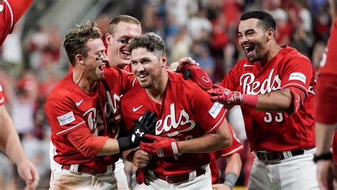 De La Cruz And Renfroe Help Reds Rally In 9th For 2 1 Win Over Cubs