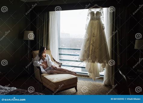 Fille S Asseyant Sur Le Fauteuil En Belle Position Photo Stock Image