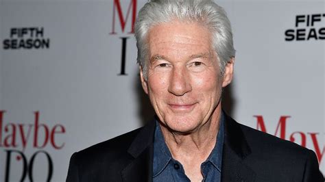 Lungenentzündung Richard Gere Muss Im Familienurlaub In Klinik N Tvde