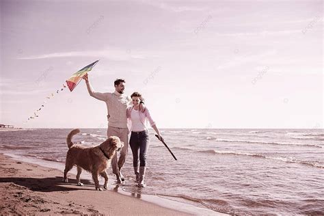 Pasangan Bahagia Menikmati Waktu Bersama Di Pantai Olahraga Merah