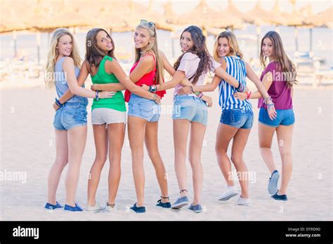 Gruppe Von Jugendlichen Am Strand Im Sommerurlaub Stockfotografie Alamy