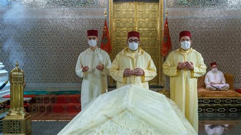 Le Roi Mohammed Vi Se Recueille Sur La Tombe De Feu Le Roi Mohammed V