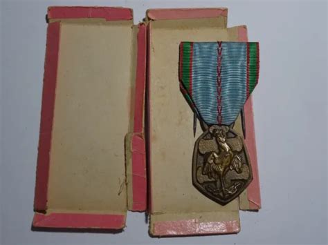 MÉDAILLE COMMÉMORATIVE COQ Guerre 1939 1945 avec sa boite 52 21 EUR