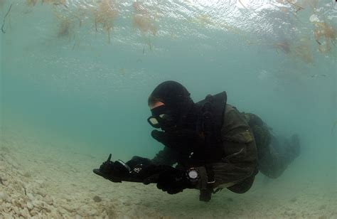 Photo : navy seal diver armed with pistol