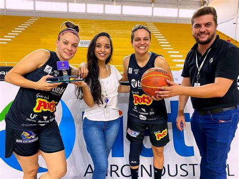 Natália Burian Recebe Prêmio Por Destaque Na Liga De Basquete Feminino