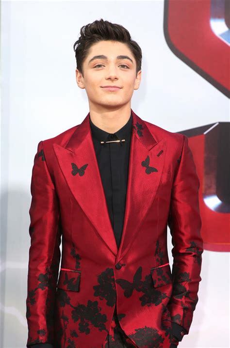 Asher Angel Zachary Levi And Jack Dylan Grazer At The Shazam Los Angeles Premiere Tom