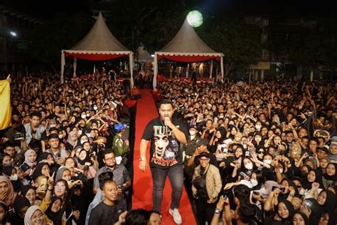 Ribuan Mahasiswa Untag Surabaya Dangdutan Bersama Ndarboy Genk