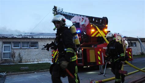 Royan Les Pompiers Ma Trisent Un Feu De B Timents Agricoles Au Gua