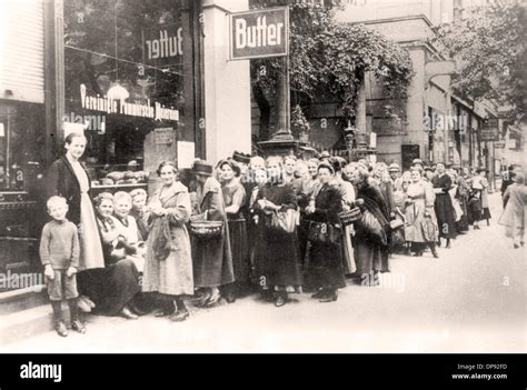 Les Femmes Et Les Enfants Font La Queue Pour Se Nourrir Berlin En