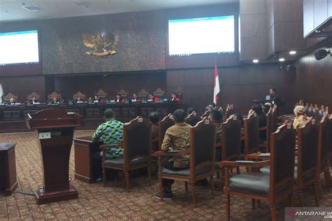 Hakim Mk Pertanyakan Kerugian Pemohon Uji Materi Revisi Uu Kpk Antara