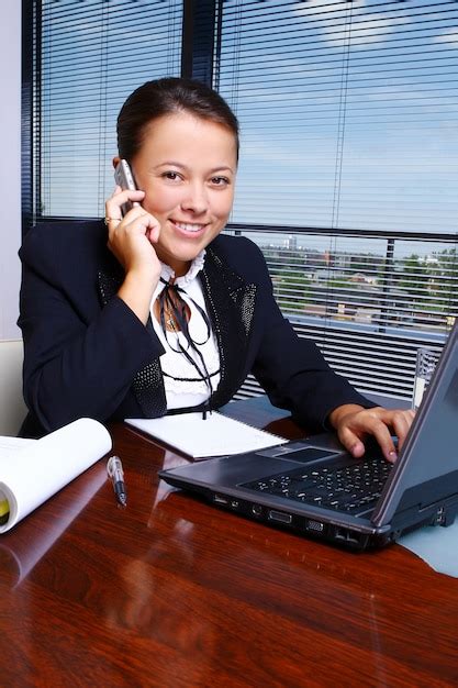 Femme D Affaires Heureux Au Bureau Photo Gratuite