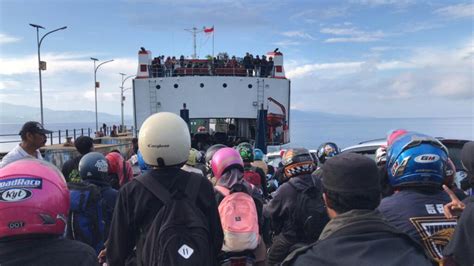 Foto Pelabuhan Feri Amolengo Labuan Kembali Dipadati Pemudik