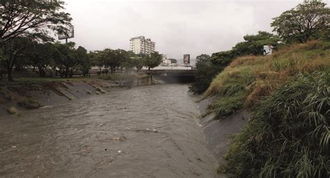 Crecida Del R O Guaire Mantiene En Vilo A Los Organismos De Salvamento