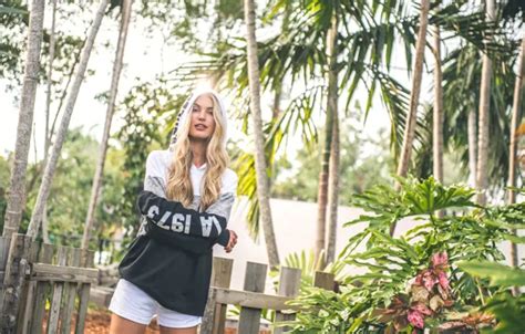 Обои girl shorts sun blonde tropics Sight Hoody на телефон и рабочий стол раздел девушки