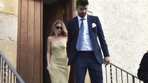 Junto a Clara Chía Piqué asiste a la boda de su hermano HOLA