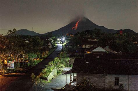 Indonesia S Mount Merapi Unleashes Lava As Other Volcanoes Flare Up