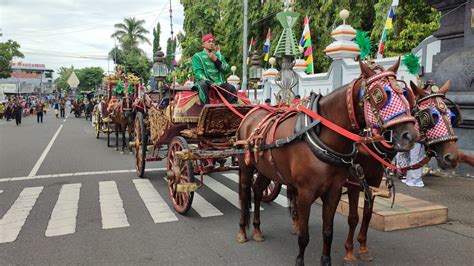 Kirab Budaya Ratusan Bregada Keliling Kota Purworejo Gunakan Kereta