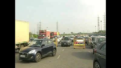 Delhi Gurgaon Border News Today Heavy Traffic Movement At Delhi