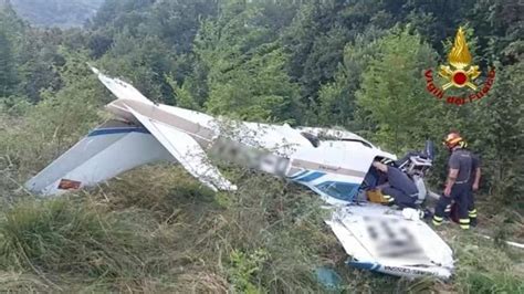 Aereo Da Turismo Perde Quota E Si Schianta Morto Pilota 57enne Dramma