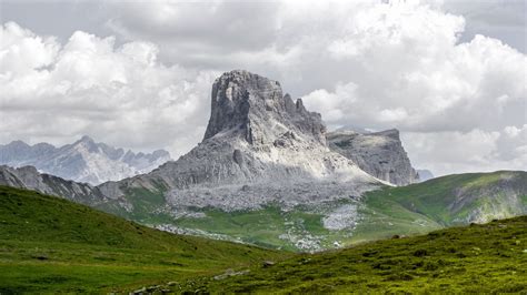 Скачать 3840x2160 гора вершина холмы трава пейзаж обои картинки 4k