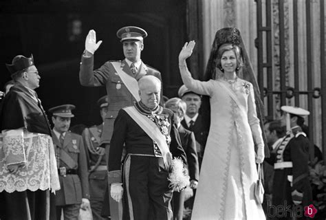 Los Reyes Juan Carlos Y Sofía En El Día De La Proclamación De Juan