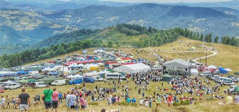 Târgul de fete de pe Muntele Găina cel mai vechi eveniment din Muntii