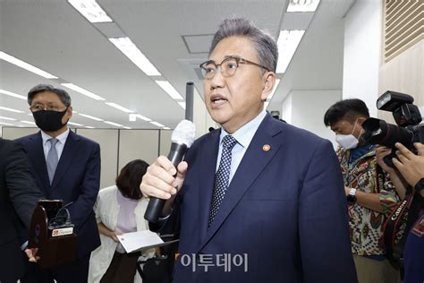 포토 취재진 질문에 답하는 박진 외교부 장관 이투데이