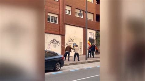 Manifestantes De Ultraderecha Agreden Al Exalcalde Socialista De Ponferrada